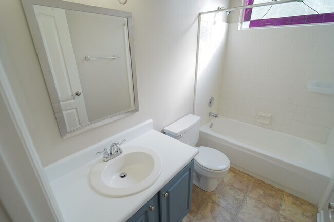 Building Photo - 3 Bed / 2 Bath with Large Yard/Garage in Bucklake area!