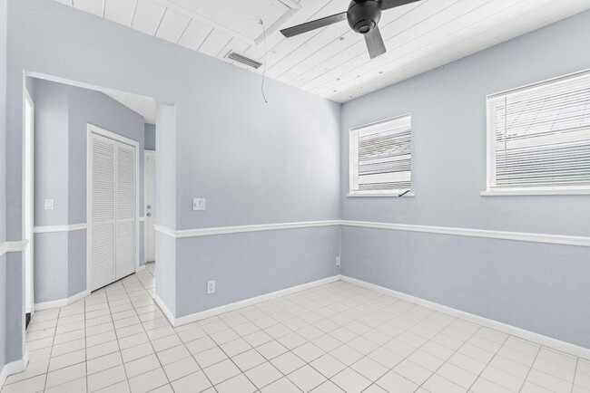 Building Photo - 718 Shore Dr