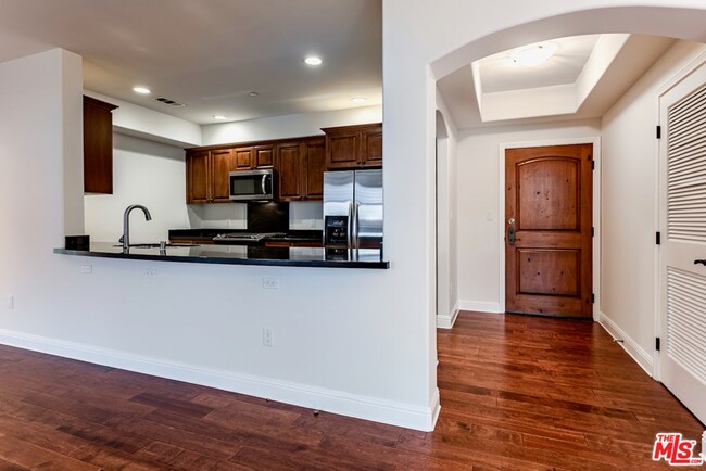 Building Photo - 5037 Rosewood Ave