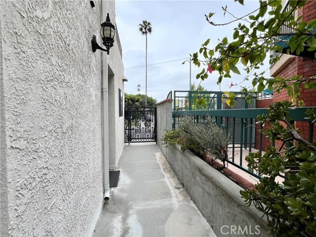 Building Photo - 327 W Stocker St