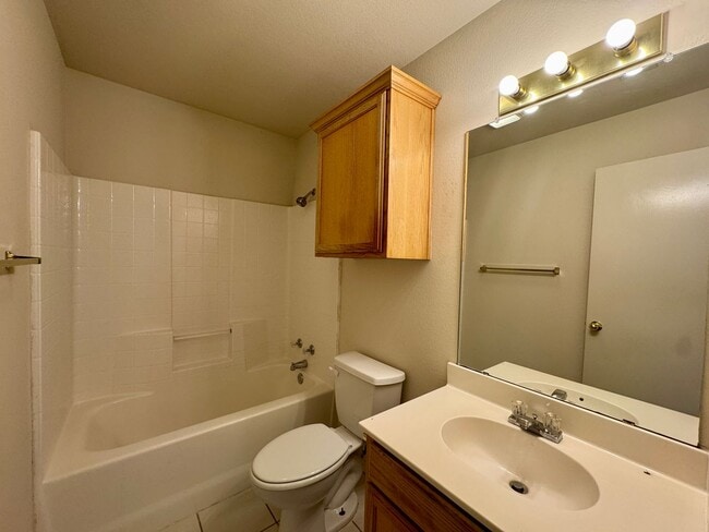 Building Photo - Duplex *LEASING SPECIAL AVAILABLE*
