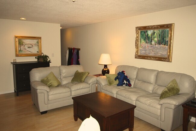 Building Photo - 532 Old Stone Brook