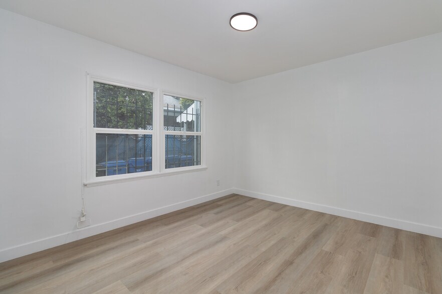 Building Photo - 1723 W 35th Pl