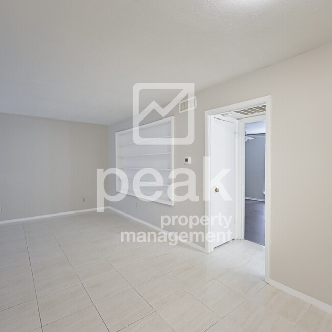Building Photo - $1099! Updated 1-Bedroom Condo Near Pool R...