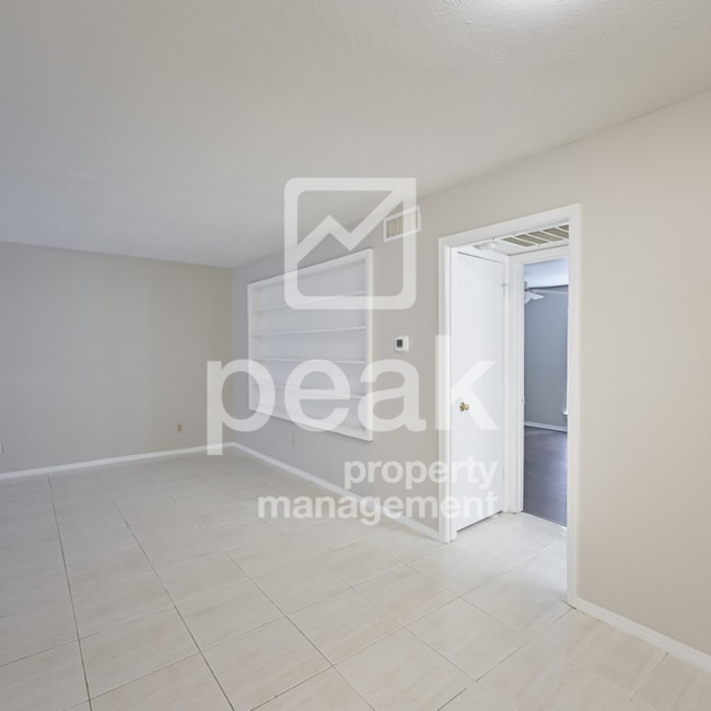Building Photo - $950! Updated 1-Bedroom Condo Near Pool. $...