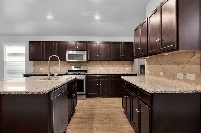 Building Photo - 704 Red Tails Dr