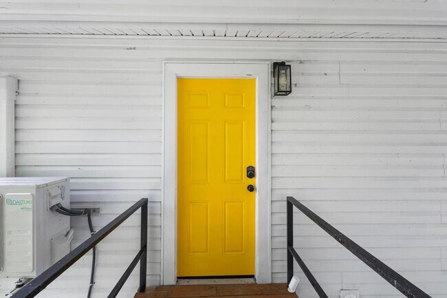 Building Photo - 1932 Lake St