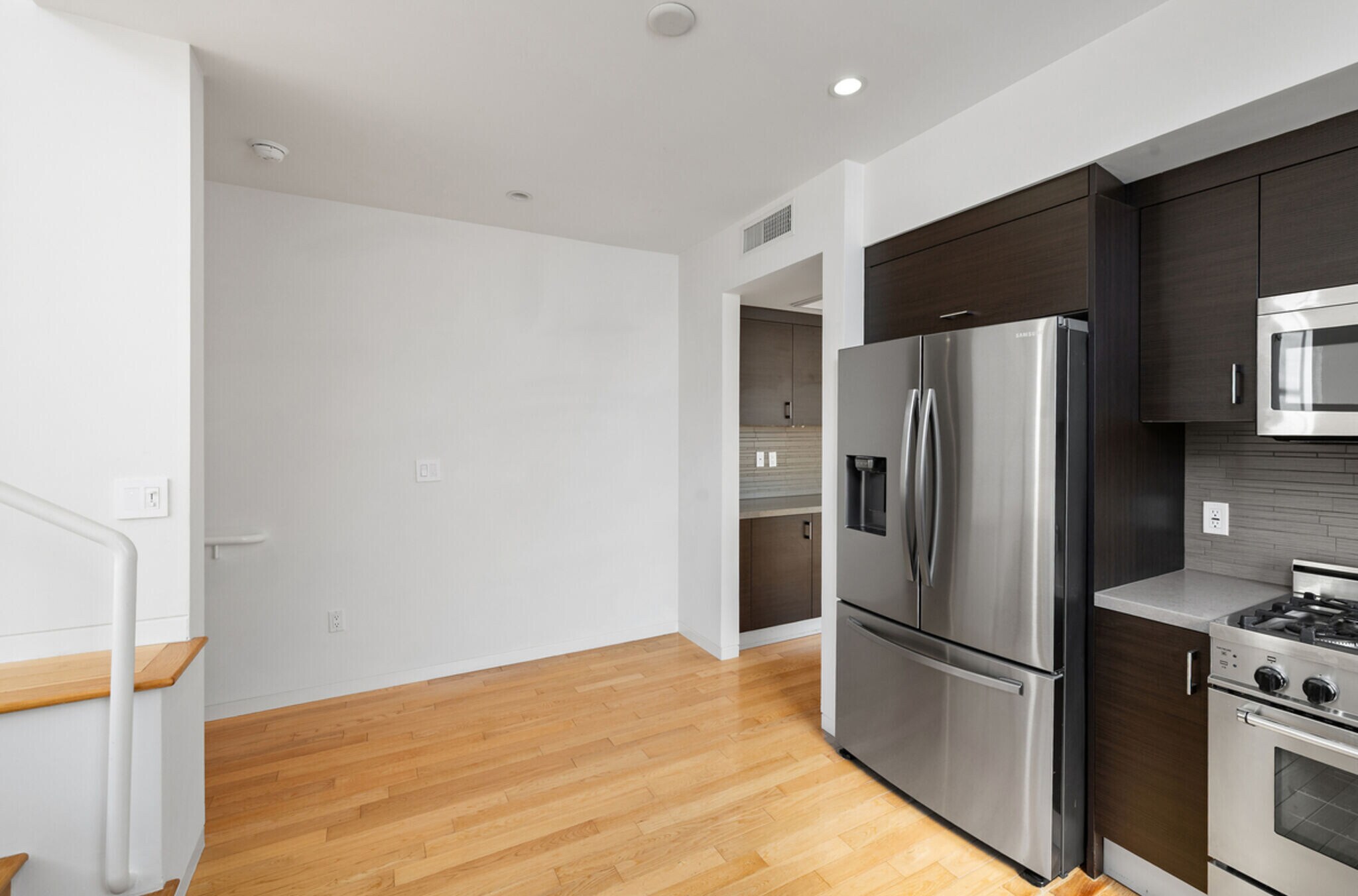 Building Photo - 742 N Hudson Ave