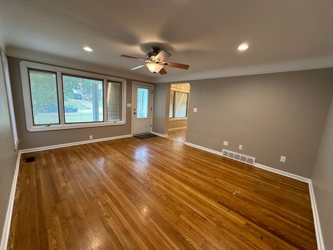 Building Photo - 5990 Edgehill Dr