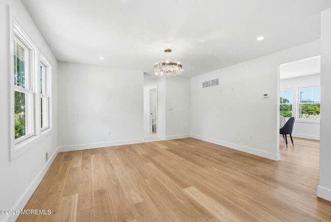 Building Photo - 19 Roslyn Dr