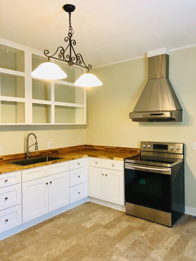 Building Photo - Plum Street-3 bedroom/2 bath home with large rocking chair front porch!