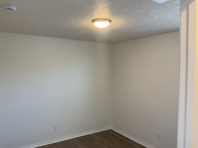 Building Photo - 904 Crown Ct NE