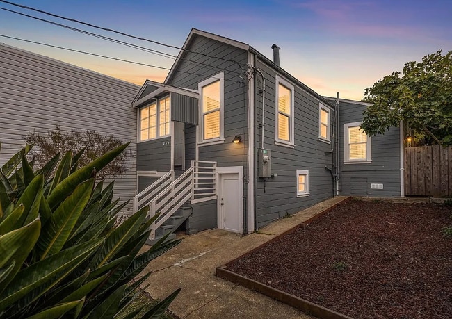 Building Photo - Renovated cottage on huge lot! This stylis...