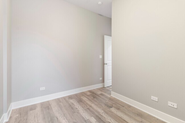 Building Photo - Top Floor, Gorgeous, Renovated 2bd/2bth, West Town Available 4/20