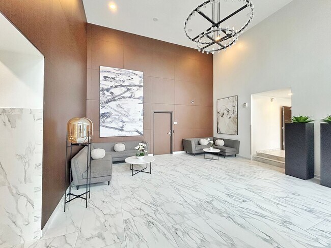 Building Photo - Beautiful 2BD/2BA W/ A/C, Reserved Parking, and Private Balcony in Bankers Hill!