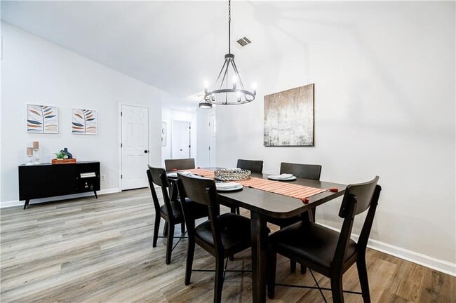 Building Photo - 5195 Hillcrest Glenn Dr