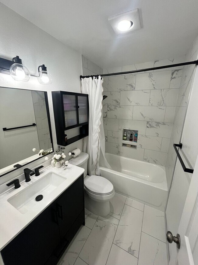 Building Photo - Stunning 2-Bed, 2-Bath Renovated Home with Private Patio & Parking!