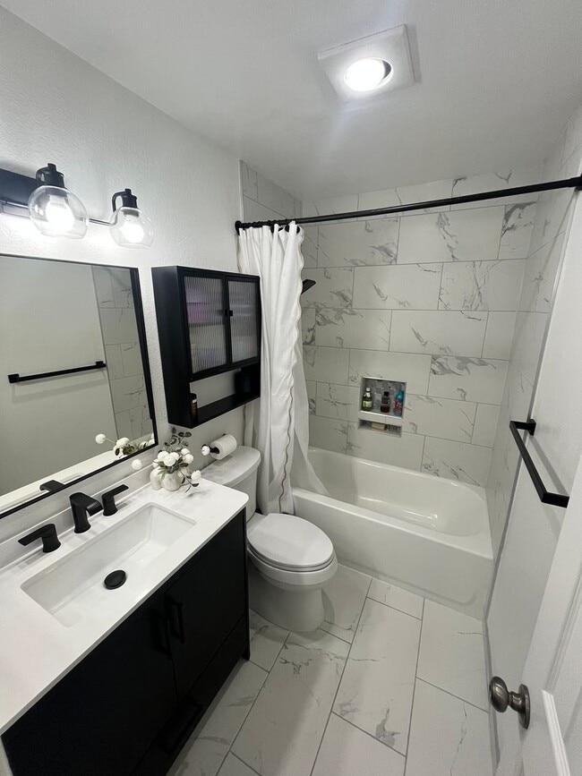 Building Photo - Stunning 2-Bed, 2-Bath Renovated Home with...