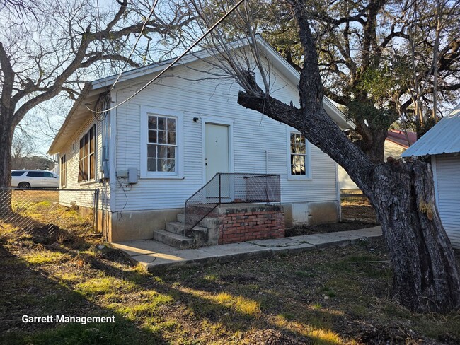 Building Photo - 2/1 House in Lampasas