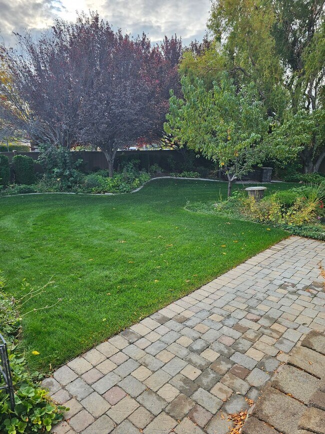 Building Photo - Townhouse located near Canyon Rim Parkway ...