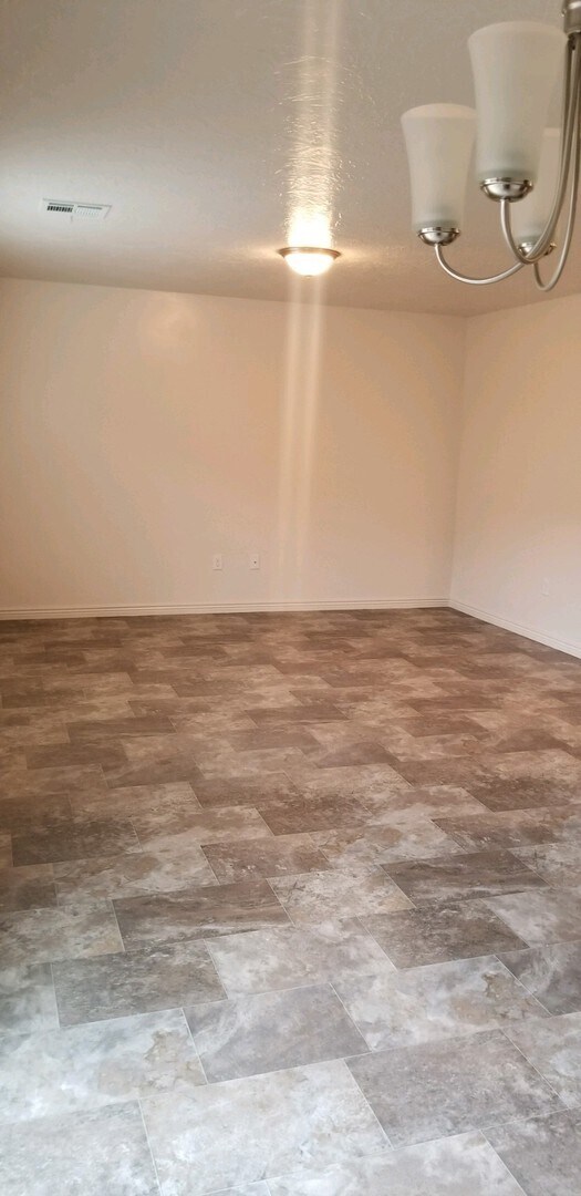 Building Photo - Town home in Little Valley Area. End Unit!!