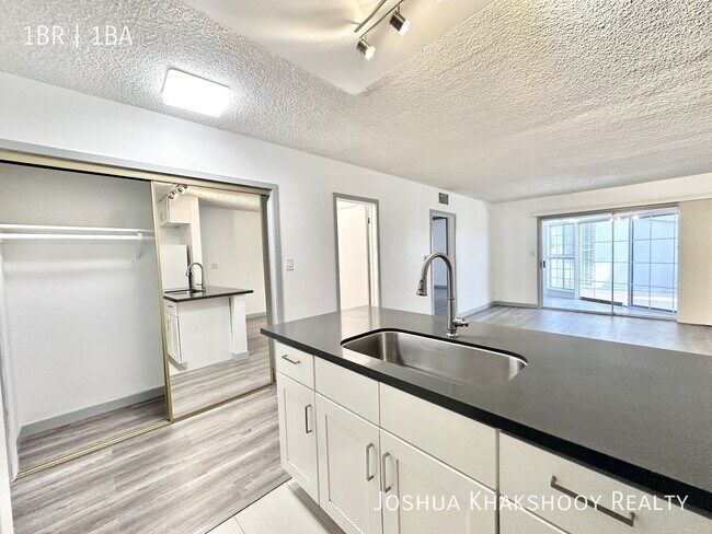 Building Photo - 1603 N Poinsettia Pl