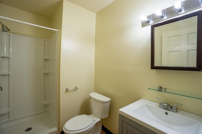 Building Photo - Bright, Open , First Floor Flat With Front...