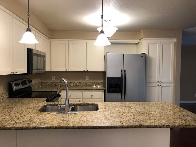 Building Photo - ***PENDING APPLICATION***Great Home on Corner Lot!