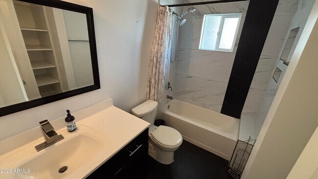 Building Photo - 706 E Whitton Ave