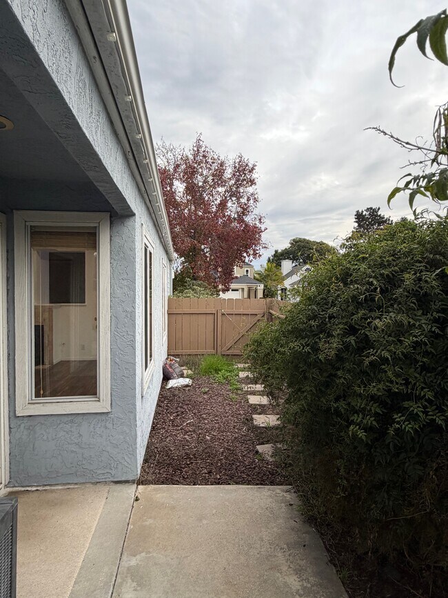 Building Photo - 1845 Blackhawk Ave