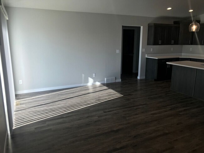 Building Photo - 807 Cathy Dr W
