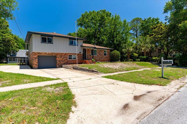 Primary Photo - 23 Driftwood Ave SW