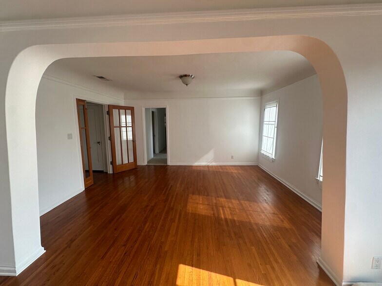 Dining room - 612 N Plymouth Blvd