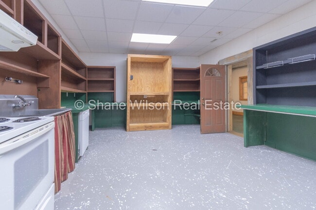 Building Photo - Commercial Property Ideal for Contractor t...