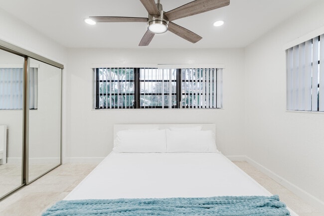 Building Photo - 1016 NE 26th Ave