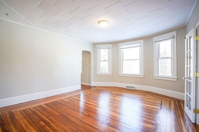 Building Photo - 10-12 River Street