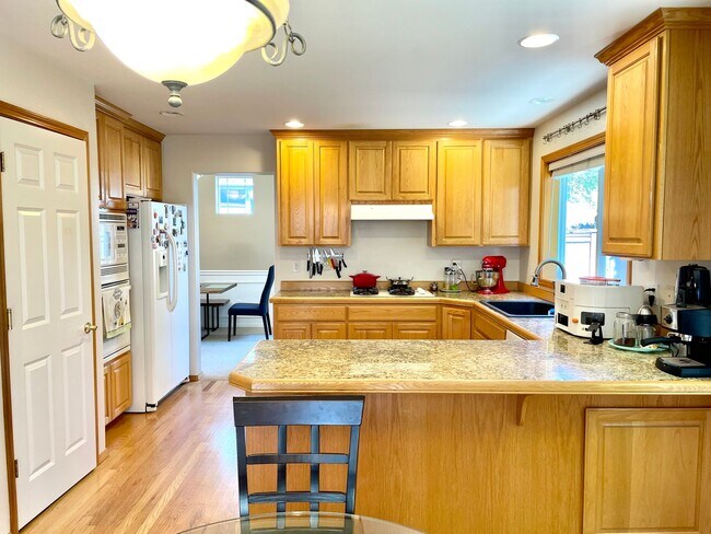 Building Photo - Spacious 4 bedrooms + Den, A/C! Pet(s)!