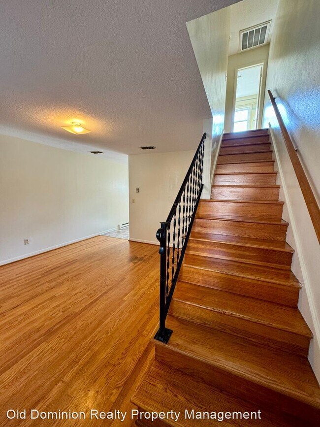 Building Photo - 2 br, 1.5 bath House - 548 Roosevelt Street