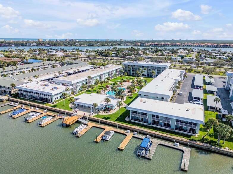 Building Photo - 325 N Causeway