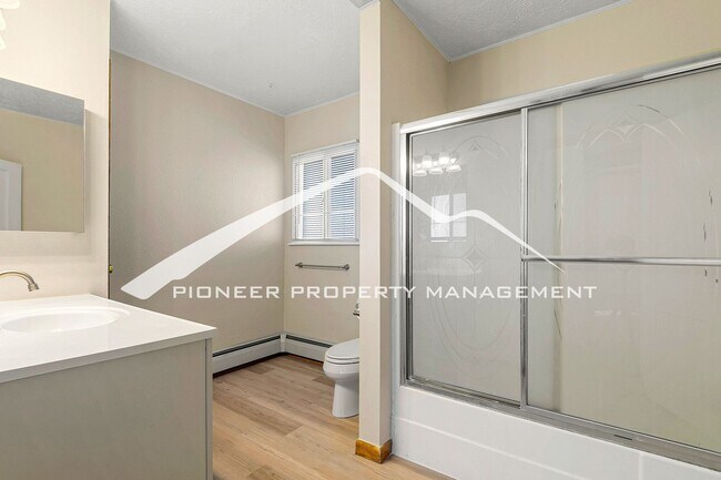 Building Photo - Charming 2 Bedroom Single Family Home