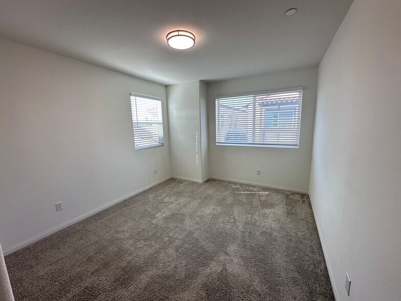 Building Photo - 335 S Carson Ct