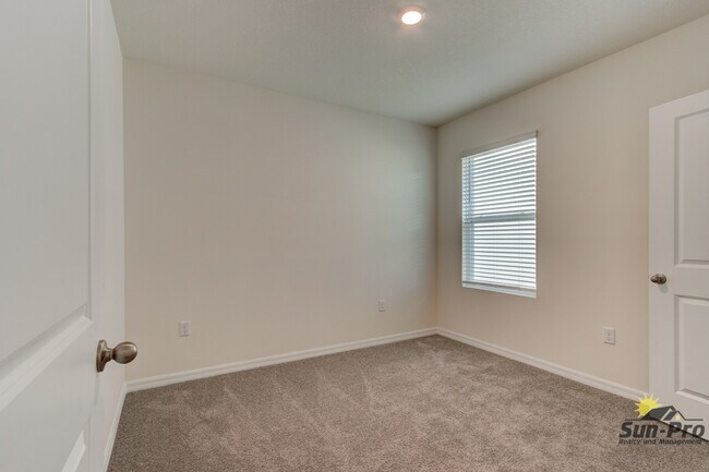 Building Photo - 982 Commons Way