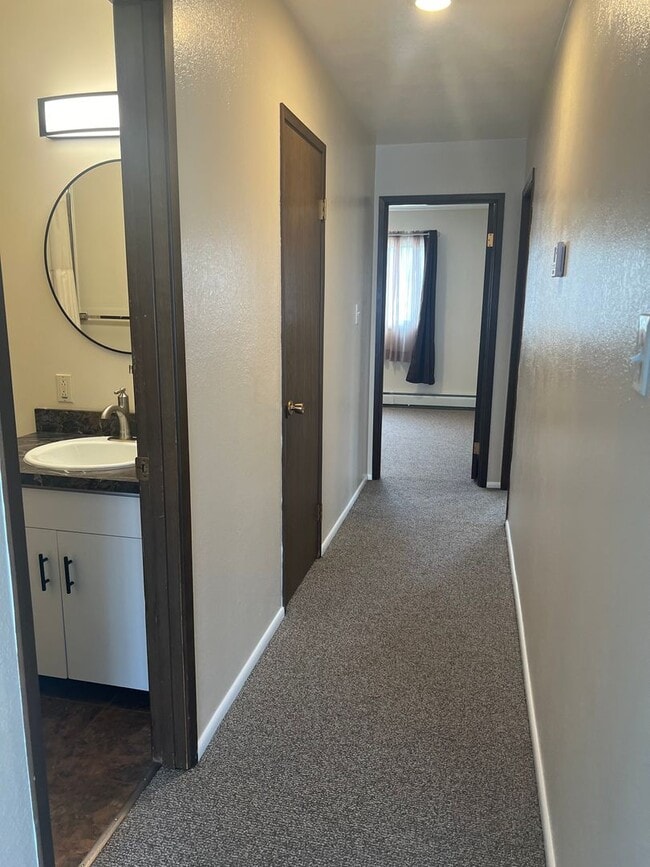 Building Photo - Extra Large 2 bedroom 1.5 Bath Centrally L...
