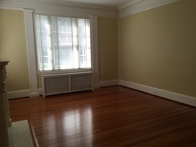Living Room - 1403 N Augusta St