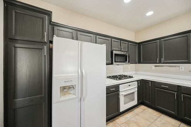 Building Photo - Beautiful 2 bd/2 bath condo in luxury gated Summerlin community ON TPC GOLF COURSE