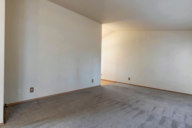 Building Photo - 3 Bedroom 2 Bathroom Home Near Fort Nugent Park!