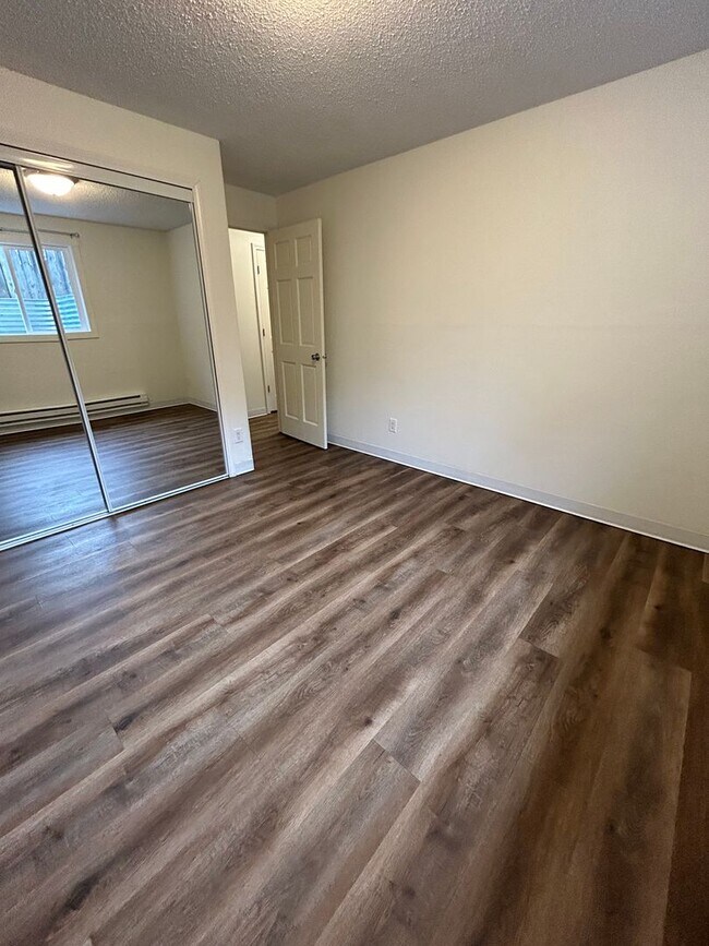 Building Photo - 2 Bedroom, 1 Bathroom apartment Available Immediately