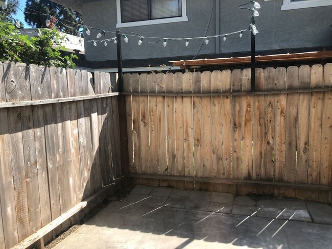 Building Photo - Santa Ana townhome style.  2 bed, 1 1/2 ba...