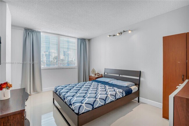 Building Photo - 500 Bayview Dr