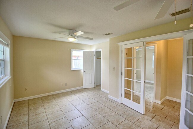 Building Photo - 323 Elm Dr